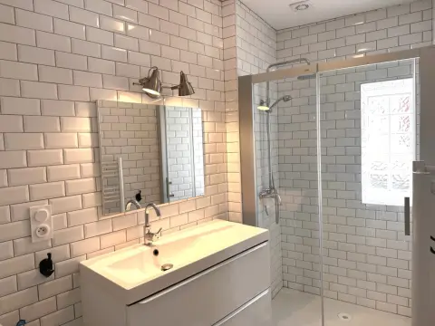 Badkamer met witte metrotegels, brede wastafel en inloopdouche
