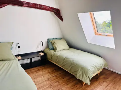 Eenpersoonsbed onder het schuine dak