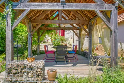De pergola en het terras gezien vanaf de tuinzijde