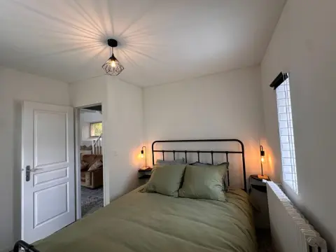 Slaapkamer beneden met tweepersoonsbed en leeslampjes